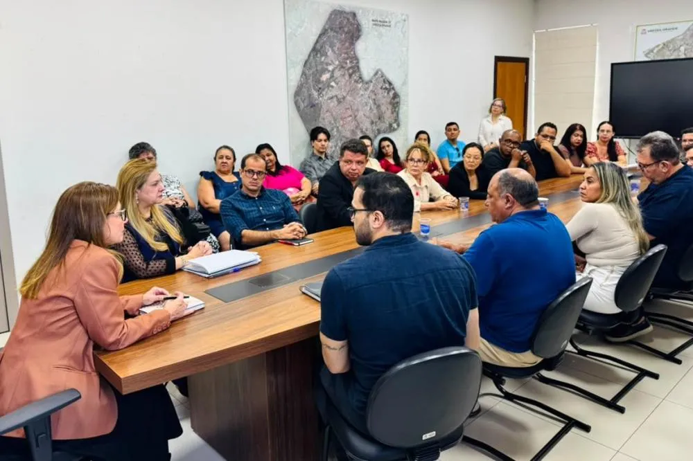 Prefeita Flávia Moretti apresenta andamento do PCCS a representantes dos servidores da Saúde e reforça compromisso com diálogo e transparência