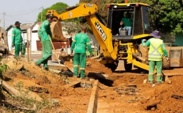 Visando preparar a cidade para a temporada de chuva, Secretaria de Obras realiza manutenção de ruas e limpeza em bueiros