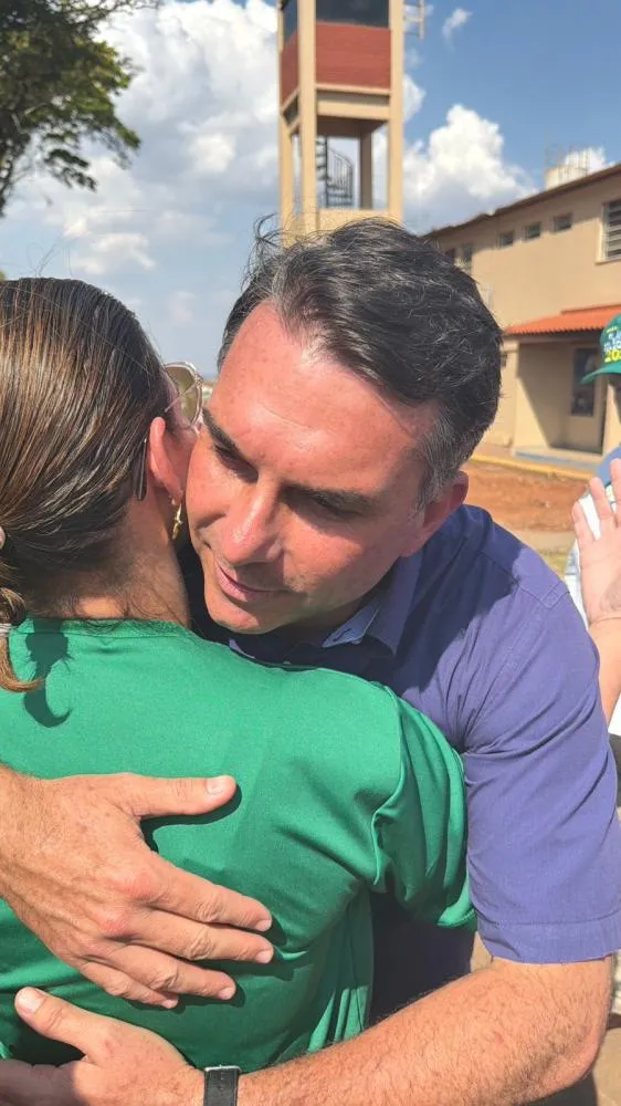 Em passagem por MT, Flávio Bolsonaro reforça apoio à reeleição de Coronel Fernanda