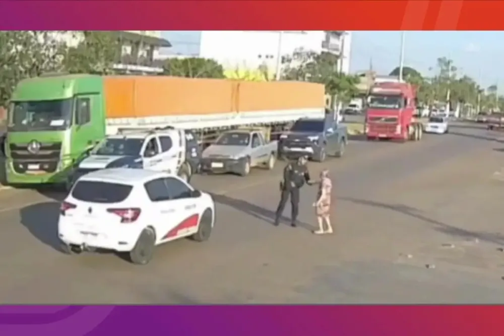 Policiais param o trânsito para ajudar idosa a atravessar rodovia em Campo Verde; veja