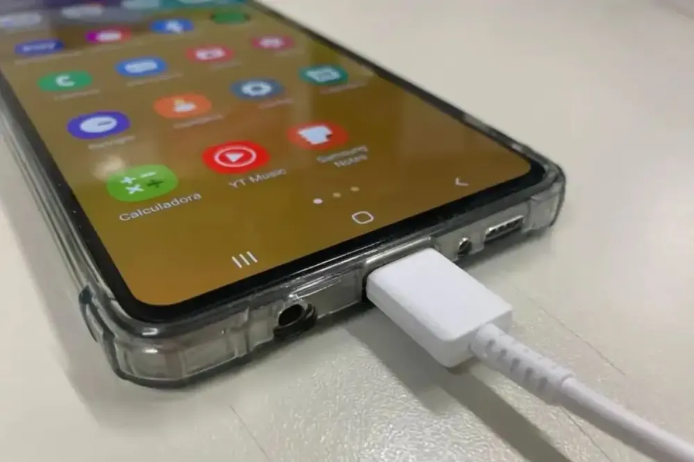 Funcionários fecham loja de celular e deixam clientes trancados em Campo Verde
