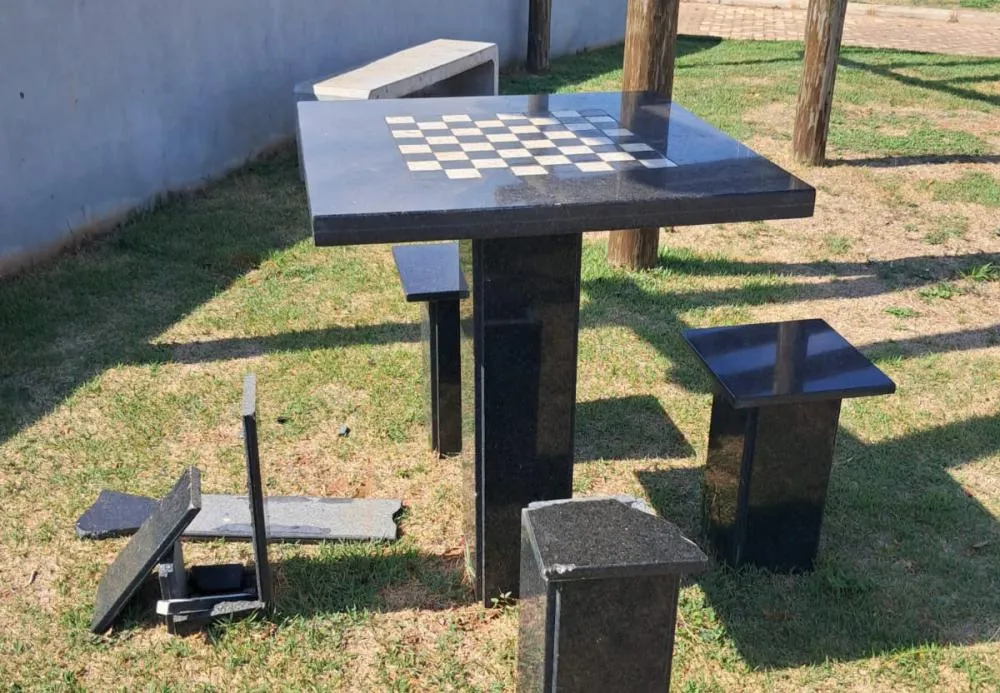 Parques e praças são alvos de vandalismo