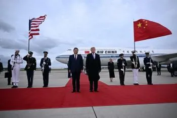 Xi Jinping é recebido com tapete vermelho por Trump em visita aos EUA