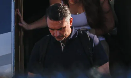 Flávio Bolsonaro chega com família a Miami após fuga do Brasil