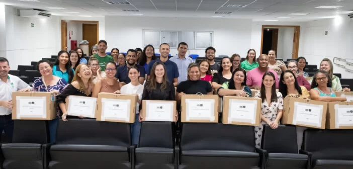 Secretaria de Educação entrega notebooks a professores e gestores