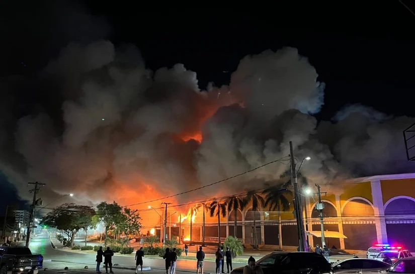 Incêndio de grandes proporções acaba com o Shopping Popular em Cuiabá e prejuízos são incalculáveis; não há feridos