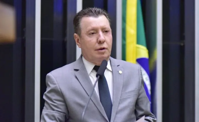 Projeto permite que comércio venda cigarro com preço superior ao da tabelaLei estipula preço mínimo, decreto impede venda acima desse valor; a Câmara dos Deputados discute o assunto