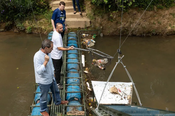 Técnicos da Sanepar visitam Ecobarreira, projeto que retirou 20 toneladas de lixo de rioProjeto premiado contribui para despoluir o rio e produz impactos positivos até para o Rio Iguaçu, e também pode ser uma referência para o trabalh