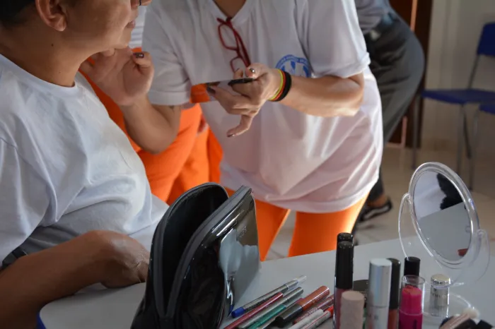 Reintegração social: curso de maquiagem atende mulheres privadas de liberdadeO projeto Empreendedoras da Beleza é uma parceria entre o Governo do Estado com o Grupo Boticário e o Instituto Grupo Boticário