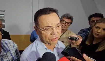 Botelho volta à Assembleia, cita polarização e diz que deve 'não tomar lados' no 2º turno