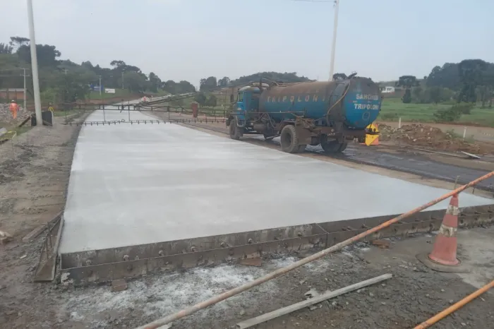 Obra de restauração de rodovia em concreto entre Palmas e Clevelândia chega a 75%Técnica whitetopping está restaurando a PRC-280 na região Sudoeste, com pavimento devendo ser finalizado mês que vem, e obra concluída em 2025.