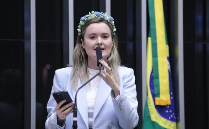 Projeto obriga colaborador a elaborar relatório sobre viagem oficial com ministroRelatórios deverão ser disponibilizados ao público e colaborador deve ter experiência para acompanhar o ministro