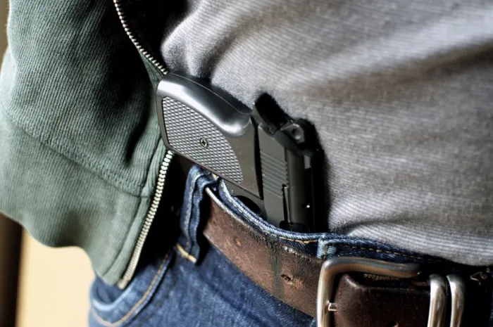 Projeto define como crime inafiançável porte de arma sob efeito de álcoolO porte de arma de fogo sob influência do álcool ou outra substância psicoativa pode ser punido com até oito anos de prisão, conforme projeto de lei