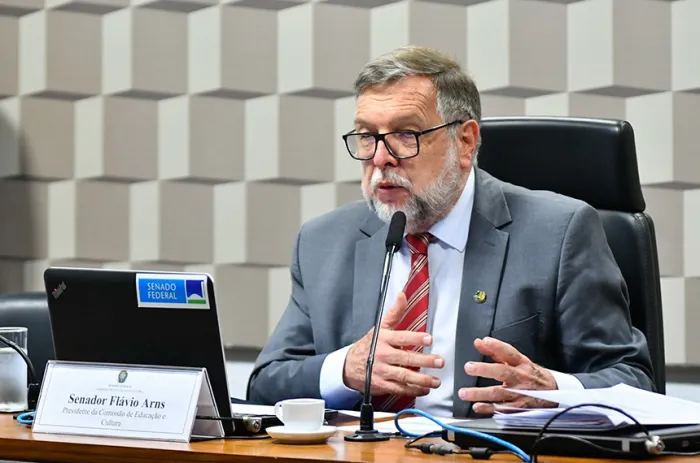 CE analisa desconto na dívida do Fies para servidor públicoServidores públicos poderão ganhar desconto gradual do saldo devedor do Fundo de Financiamento Estudantil (Fies).