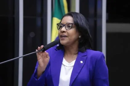 Gisela cita lobby e critica 'penduricalhos' de políticos e membros do Judiciário