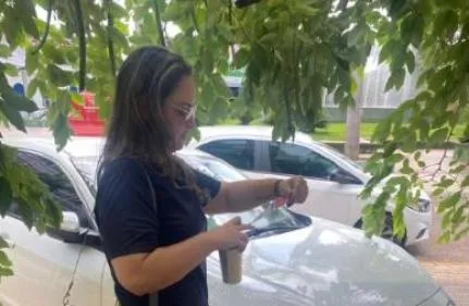 Vice-prefeita é multada ao estacionar carro em frente à prefeitura