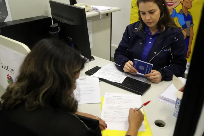 20,3 mil vagas: semana começa com oportunidades de emprego em todo ParanáA maior parte é para alimentador de linha de produção, com 5.298 oportunidades. Na sequência, aparecem as de operador de caixa, com 851 vagas