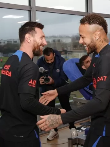 Messi quer Neymar no Inter Miami; regra financeira da MLS complica negócio… - Veja mais em https://www.uol.com.br/esporte/futebol/colunas/rafael-reis/2024/10/25/messi-quer-neymar-no-inter-miami-regra-financeira-da-mls-complica-negocio.htm?cmpid=copiaecola
