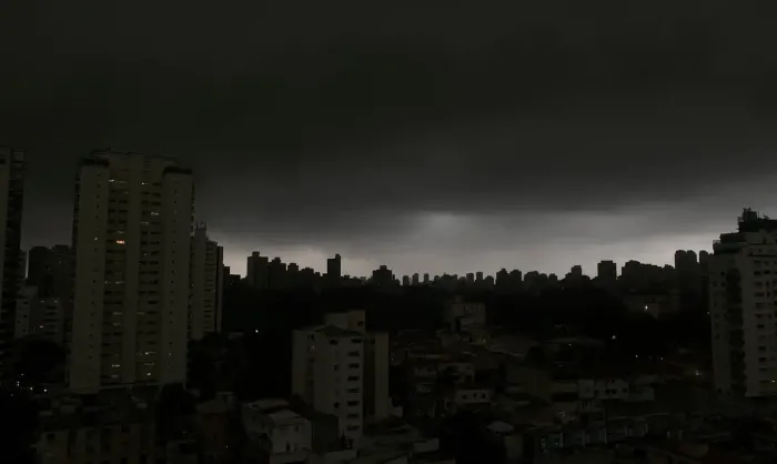Temporal em SP derruba árvores e deixa moradores sem luzCapital paulista teve pontos de alagamento