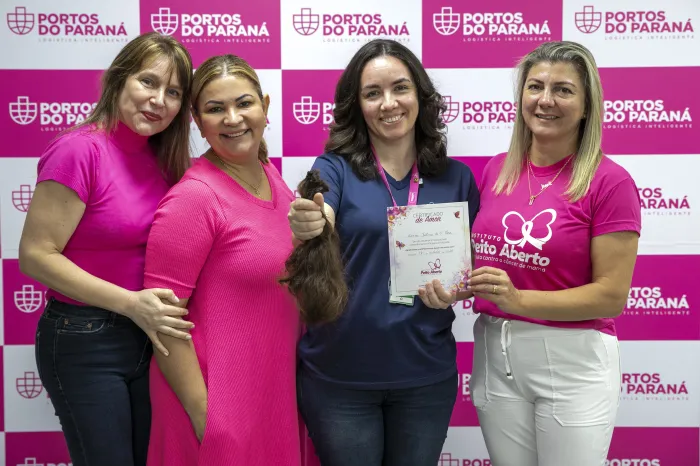 Solidariedade: portuários do Paraná doam cabelos para campanha Outubro RosaApós o corte, os doadores receberam um certificado com a data da entrega do cabelo. Doações foram entregues para o Instituto Peito Aberto,