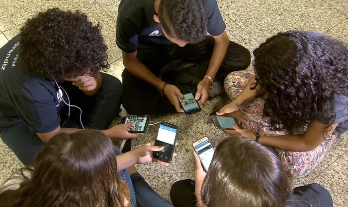 Comissão de Educação aprova projeto que proíbe celular em escolasMedida vale para instituições públicas e particulares