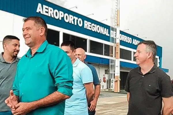 Representantes do Executivo e Legislativo conferem obras no Aeroporto RegionalVerificar as obras in loco. Foi essa a proposta de uma visita técnica conduzida pelo prefeito em exercício