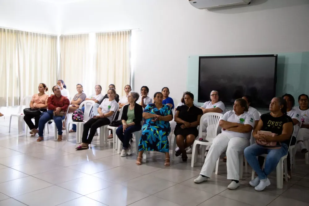 Manipuladoras de alimentos da Rede Municipal de Educação participam de treinamento